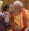 Raksha Bandhan : दिल्लीपासून महाराष्ट्रापर्यंत रक्षाबंधनाचा उत्साह; PM मोदी, उद्धव, राज ठाकरेंसह अनेक नेत्यांनी बांधला बहिणींच्या प्रेमाचा धागा
