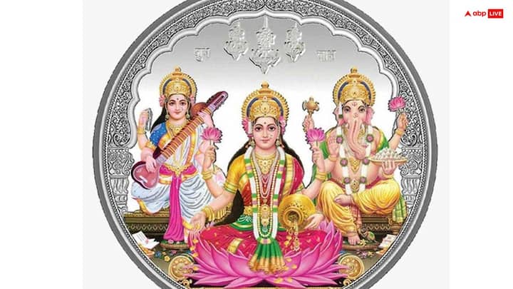 सुबह स्नान कर लक्ष्मी माता और गणेश जी की पूजा करे. फिर 'ॐ श्रीं ह्रीं श्रीं महालक्ष्म्यै नमः' और 'ॐ गण गणपतये नमः' इन दोनों मंत्रों का 108 बार जाप करें. इससे घर में सुख-शांति बनी रहती है और लक्ष्मी कृपा प्राप्त होती है.सुबह स्नान कर लक्ष्मी माता और गणेश जी की पूजा करे. फिर 'ॐ श्रीं ह्रीं श्रीं महालक्ष्म्यै नमः' और 'ॐ गण गणपतये नमः' इन दोनों मंत्रों का 108 बार जाप करें. इससे घर में सुख-शांति बनी रहती है और लक्ष्मी कृपा प्राप्त होती है.