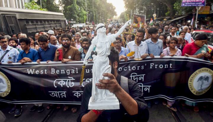 মশাল হাতে প্রতিবাদে ফের রাজপথে নামল অগণিত মানুষ। চলল স্লোগান, গর্জে উঠল কণ্ঠ। আর জি কর মেডিক্য়ালে তরুণী চিকিৎসককে ধর্ষণ-খুনের ঘটনায় এক বছর পরেও বিচারের দাবিতে কলকাতা থেকে জেলায় দখল হল রাত।