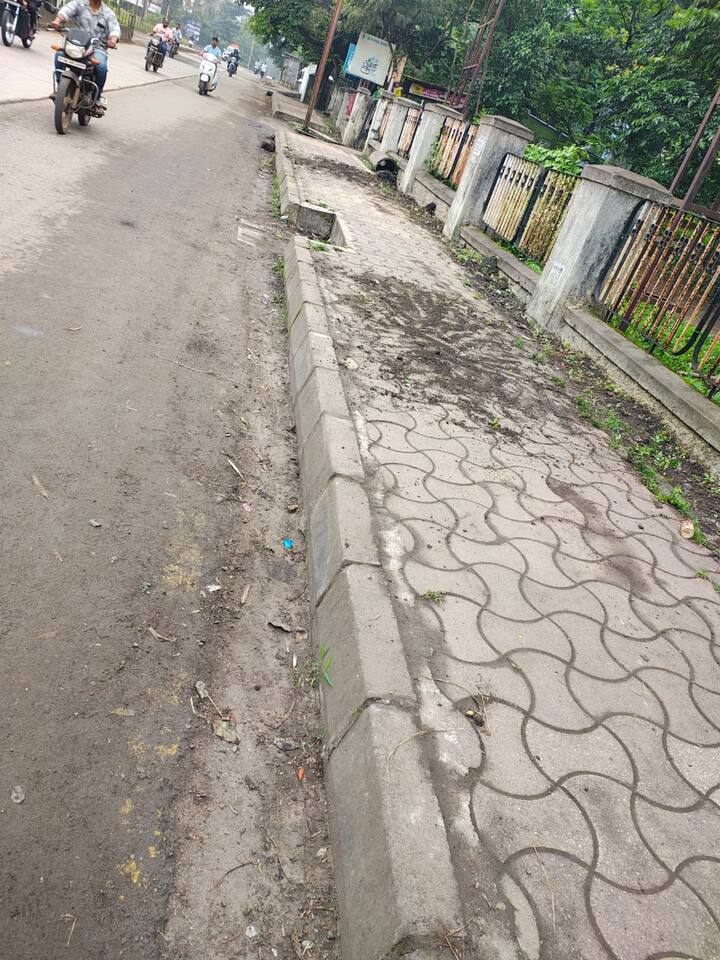 पावसाचे प्रमाण कमी असल्याने हा कचरा आहे त्याच ठिकाणी कुजत होता. मात्र, पाऊस जास्त झाला असता, तर तो सगळा कचरा रस्त्यावर वाहून येत दुर्गंधीला निमंत्रण देणारा ठरला असता.