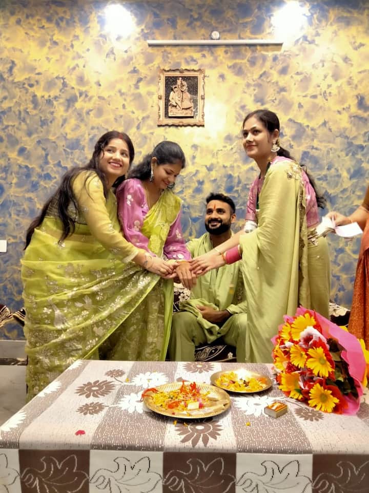 उन्होंने आगे कहा कि बहन को जब जीत का श्रेय दिया तो वह खुश थी बहन ने जो मेरे लिए किया है उसका मुझे एहसास था. शब्दों में बयां नहीं कर सकता वह दर्द और खुशी क्या थी। मेरी कोशिश यही है कि मैं अपनी बहन को थोड़ी खुशी दे पाऊं. बहन की तबियत पर कहा, बहन पहले के हिसाब से बेहतर है. रिकवर कर रही है. भगवान और डॉक्टर पर पूरा भरोसा है कि अच्छा ही होगा जब हमने किसी के बारे में बुरा नहीं सोचा है तो भगवान हमारे लिए बुरा क्यों सोचेंगे.