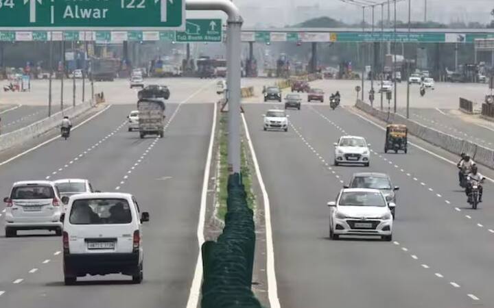 ਤੁਹਾਨੂੰ ਇਸ ਬਾਰੇ ਇੱਕ ਮਹੱਤਵਪੂਰਨ ਗੱਲ ਦੱਸ ਦੇਈਏ, ਇਹ ਸਿਰਫ਼ ਨੈਸ਼ਨਲ ਹਾਈਵੇਅ ਅਥਾਰਟੀ ਆਫ਼ ਇੰਡੀਆ ਯਾਨੀ NHAI ਦੇ ਅਧੀਨ ਆਉਣ ਵਾਲੇ ਹਾਈਵੇਅ ਅਤੇ ਐਕਸਪ੍ਰੈਸਵੇਅ 'ਤੇ ਲਾਗੂ ਹੋਵੇਗਾ। ਯਾਨੀ ਜੇਕਰ ਤੁਸੀਂ ਯਮੁਨਾ ਐਕਸਪ੍ਰੈਸਵੇਅ ਰਾਹੀਂ ਦਿੱਲੀ ਤੋਂ ਆਗਰਾ ਜਾ ਰਹੇ ਹੋ, ਤਾਂ ਉੱਥੇ ਸਾਲਾਨਾ ਫਾਸਟੈਗ ਪਾਸ ਵੈਧ ਨਹੀਂ ਹੋਵੇਗਾ।