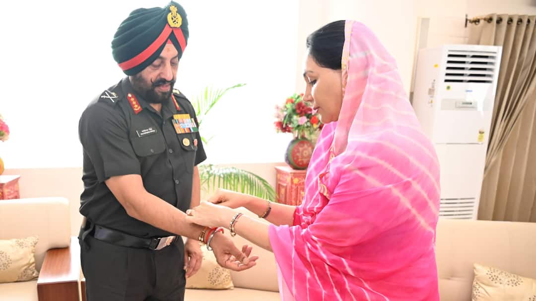 Diya Kumari Rajasthan Deputy CM tied rakhis to brave soldiers Sapta Shakti Command Chief Lt Gen Manjinder Singh at Jaipur Military Station राजस्थान: डिप्टी CM दीया कुमारी ने सैनिकों के साथ मनाया रक्षाबंधन, Lt जनरल मनजिंदर सिंह को बांधी राखी