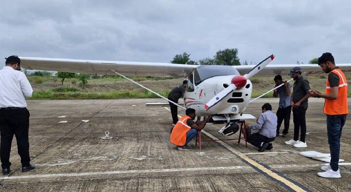 Aircraft Accident in Baramati: बारामतीतील विमान प्रशिक्षण घेणाऱ्या शिकाऊ विमानाचा अपघात झाला असून लँडिंग करताना तांत्रिक बिघाड, झाल्याने हा अपघात झालाय.