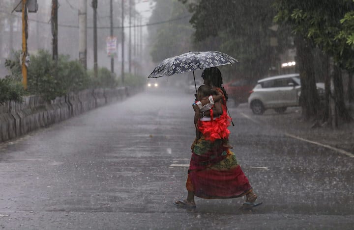उत्तर प्रदेश और बिहार में कई जगहों पर शनिवार को बारिश का अनुमान है. खासकर पूर्वी यूपी और उत्तरी बिहार में भारी बारिश की संभावना जताई गई है. कुछ इलाकों में जलभराव और बाढ़ जैसी स्थिति बन सकती है, इसलिए लोगों को सतर्क रहने की सलाह दी गई है. मौसम विभाग ने येलो और ऑरेंज अलर्ट जारी किया है.