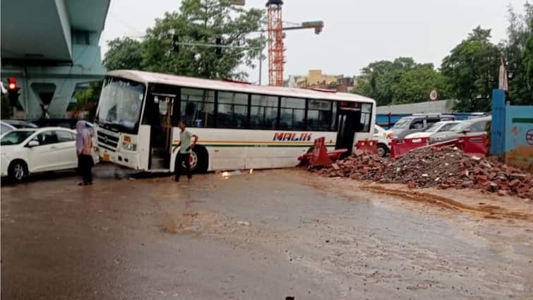 Delhi Metro Site Wall Collapse Causes Road Cave-In Near Vasant Kunj, Traffic Diverted: Video