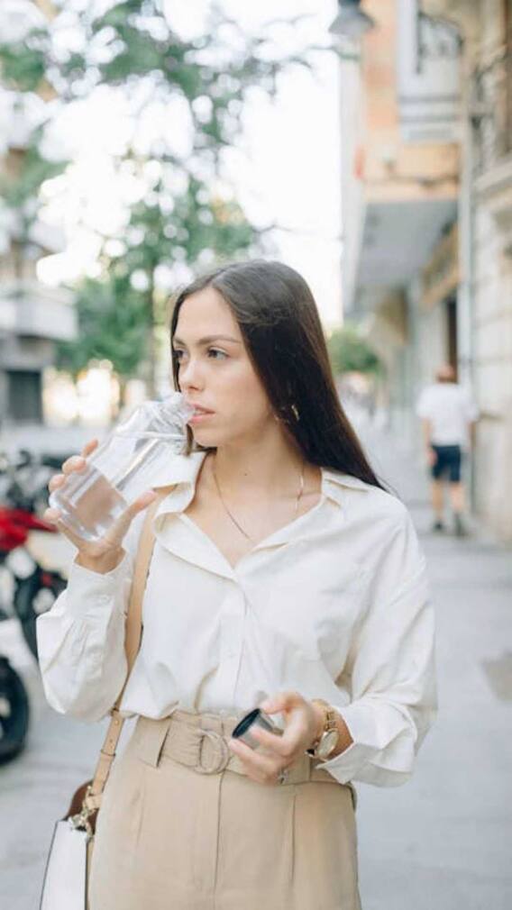 थंड पाण्यात गरम पाणी मिसळून प्यायल्याने काय होते?