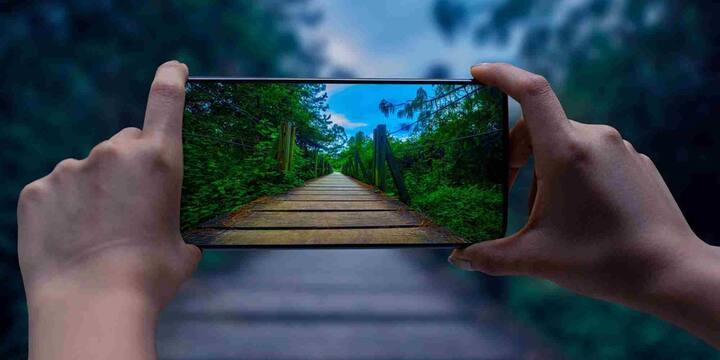 इसके अलावा कई बार लोग अपने फोन को चार्जिंग पर लगाकर रात में सो जाते हैं. ऐसा करना भी लोगों के लिए खतरनाक साबित हो सकता है. ऐसा करने से फोन ओवरचार्ज होकर फट भी सकता है जिससे बड़ा नुकसान हो सकता है. इसीलिए कभी भी रात में फोन को चार्जिंग पर लगाकर नहीं सोना चाहिए.