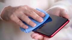 বাথরুমের মেঝের থেকে বেশি জীবাণু থাকে ফোনে, কীভাবে ডিভাইসের ক্ষতি না করেই করবেন পরিষ্কার ?