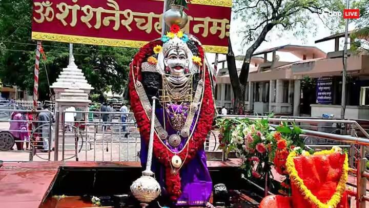 શનિવારે  સરસવના તેલનો દીવો પ્રગટાવો અને કાળા તલ ચઢાવો અને ભગવાન શનિનું સ્મરણ કરો.