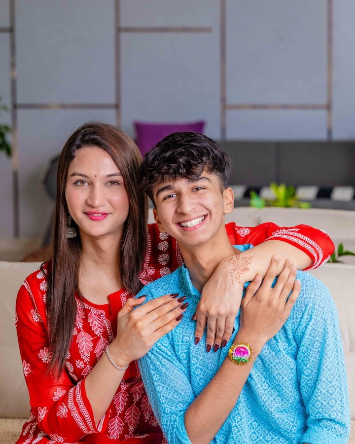 पहिल्यांदाच अनायाने आपल्या भावाला राखी बांधतानाचे क्षण सोशल मीडियावर शेअर केले आहेत.