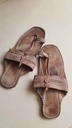 एक कोल्हापुरी चप्पल, कितीला मिळते?