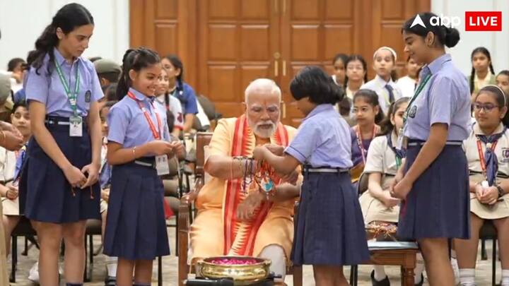 यहां विभिन्न स्कूलों की छात्राओं ने प्रधानमंत्री नरेंद्र मोदी को राखी बांधी. प्रधानमंत्री मोदी के आवास पर दिल्ली के विभिन्न स्कूलों की छात्राओं ने उत्साह और उमंग के साथ हिस्सा लिया. इन छात्राओं ने पीएम मोदी की कलाई पर राखी बांधी और उनके दीर्घायु होने की कामना की.