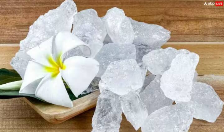 ਰੱਖੜੀ ਵਾਲੇ ਦਿਨ ਸਵੇਰੇ ਇਸ਼ਨਾਨ ਕਰਨ ਤੋਂ ਬਾਅਦ, ਸਭ ਤੋਂ ਪਹਿਲਾਂ ਆਰਤੀ ਵਾਲੀ ਥਾਲੀ ਵਿੱਚ ਇੱਕ ਰੱਖੜੀ ਅਤੇ ਇੱਕ ਚਾਂਦੀ ਦਾ ਸਿੱਕਾ ਰੱਖੋ। ਤੁਸੀਂ ਇਸ ਦੀ ਬਜਾਏ ਇੱਕ ਰੁਪਏ ਦਾ ਸਿੱਕਾ ਵੀ ਰੱਖ ਸਕਦੇ ਹੋ। ਹੁਣ ਇਸਨੂੰ ਮੰਦਰ ਵਿੱਚ ਰੱਖੋ। ਅਗਲੇ ਦਿਨ ਸਿੱਕੇ ਨੂੰ ਲਾਲ ਕੱਪੜੇ ਵਿੱਚ ਬੰਨ੍ਹ ਕੇ ਤਿਜੋਰੀ ਵਿੱਚ ਰੱਖੋ। ਇਹ ਮੰਨਿਆ ਜਾਂਦਾ ਹੈ ਕਿ ਇਸ ਨਾਲ ਧਨ ਵਧਦਾ ਹੈ।