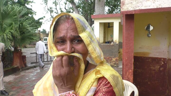 साथ ही जेल प्रशासन की कोशिश है की आसान तरीके से सभी बहनें अपने भाइयों को राखी बांध सके कोई भी बहन अपने भाई को राखी बांधे बगैर नहीं जाए.