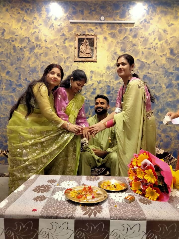 क्रिकेटर आकाशदीप रक्षाबंधन के मौके पर अपनी बहन से मिलने लखनऊ पहुंचे थे. इस दौरान उन्होंने एबीपी न्यूज़ से खास बातचीत की. उन्होंने कहा कि बहनों से मिलकर काफी खुश हूं. मुझे अपनी बहनों से बहुत लगाव है. बहनों से मिलने से अच्छी फीलिंग और कोई नहीं हो सकती है. मैंने क्या महसूस किया उसे शब्दों में बयां नहीं कर सकता, जो बहनों ने रक्षा सूत्र पहनाया है जब तक ये खुद से नहीं निकल जाते तब तक मैं कभी नहीं निकालता. इसमें एक शक्ति है जब भी मैं कमजोर पड़ता हूं तो यह मुझे मोटिवेट करता है. एबीपी से बातचीत में आकाशदीप ने कहा कि जब मैं उस बर्मिंघम टेस्ट के लिए गया, उसके पहले मैंने जो दौर था वह बहुत मुश्किल दौर था, और मुझे इस बात का विश्वास नहीं कर पा रहा था, कैसी कंडीशन में मैं खेलने जा रहा हूं, खिलाड़ी के तौर पर निजी चीजों से ऊपर उठकर के आपको खेलना पड़ता है. ट्रेनिंग डाइट सब खराब हो गई थी जब दीदी बीमार पड़ी थी पर इस बीच मेरा नाम आया और नाम तब आया जब मैं अस्पताल में बैठा था और इस दौरान टीवी पर आया कि मेरा सिलेक्शन हुआ मेरा नाम आने पर बहन तो खुश थी, लेकिन मैं अंदर से यह सोच रहा था कि मैं कैसे खेल पाऊंगा. हालांकि मैंने जो पाया वह बहनों के आशीर्वाद से ही पाया है.