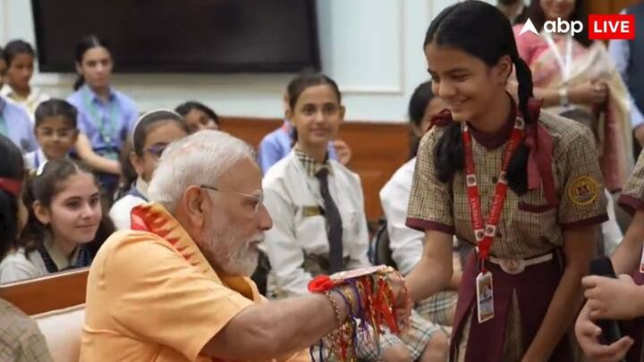 देशभर में शनिवार (09 अगस्त, 2025) को रक्षाबंधन का पर्व पूरे हर्षोल्लास के साथ मनाया जा रहा है. भाई-बहन के रिश्ते को समर्पित इस त्योहार पर दिल्ली के 7, लोक कल्याण मार्ग स्थित प्रधानमंत्री आवास पर एक भावनात्मक आयोजन हुआ.