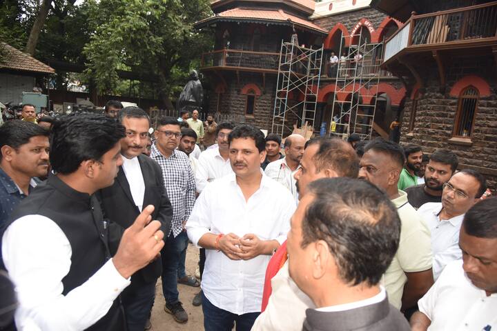 आबिटकर यांनी छत्रपती प्रमिलाराजे रुग्णालयासमोरील जुन्या न्यायालयाच्या इमारतीमधील प्रस्तावित सर्किट बेंच इमारतीच्या सुरू असलेल्या कामकाजाची पाहणी केली.