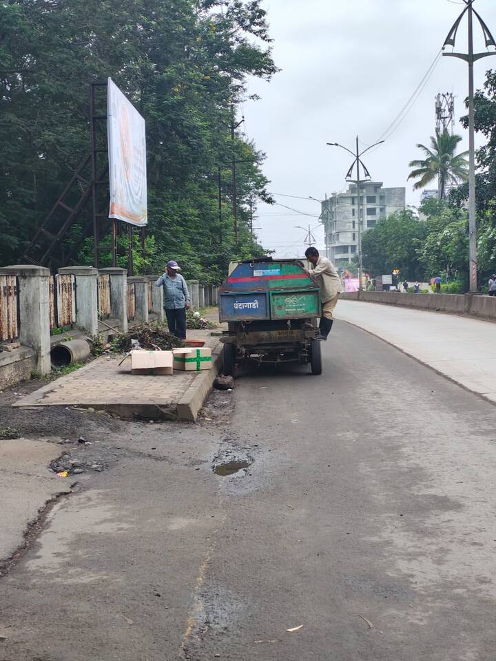 कोल्हापूर शहरात फुटपाथ अवस्था अत्यंत विदारक झाली असून झाडाझुडपांनी व्यापून गेले आहेत.