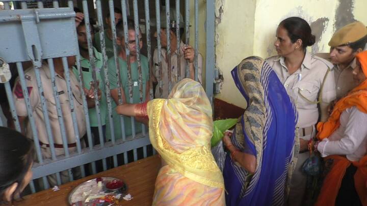 महिलाओं में कुछ ऐसी भी थी जो काफी दूर से राखी बांधने के लिए जेल पहुंची, जिससे वे अपने भाइयों से मिल भी सकी और भाइयों  की कलाई पर राखी भी बांधी और उनको मिठाई खिलाकर उनका मुंह मीठा कराया.