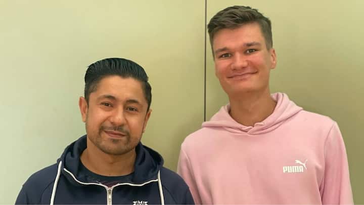 সম্প্রতি বিরাট কোহলির নিজের সোশ্যাল মিডিয়ায় একটি ব্য়ক্তির সঙ্গে একটি ছবি পোস্ট করেন। ব্যক্তিটির হাতে কোহলির ব্যাট দেখা যায়। তাঁকে আবার ধন্য়বাদও জানান কোহলি।