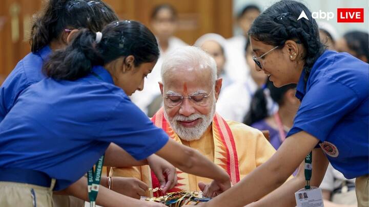यहां एक छात्रा ने उन्हें 'योद्धा और रक्षक' कहकर सराहा तो कुछ ने ‘ऑपरेशन सिंदूर’ का जिक्र किया. एक स्कूली छात्रा ने कहा कि वह 'मोदी अंकल' के लिए मोर वाली राखी लाई हैं, जबकि एक अन्य ने उनकी तरह प्रधानमंत्री बनने की इच्छा जताई.