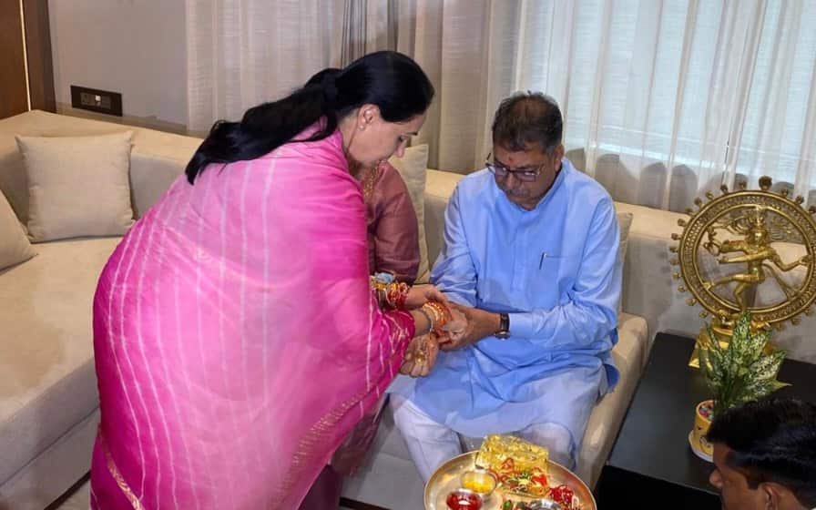 राजस्थान: डिप्टी CM दीया कुमारी ने सैनिकों के साथ मनाया रक्षाबंधन, Lt जनरल मनजिंदर सिंह को बांधी राखी