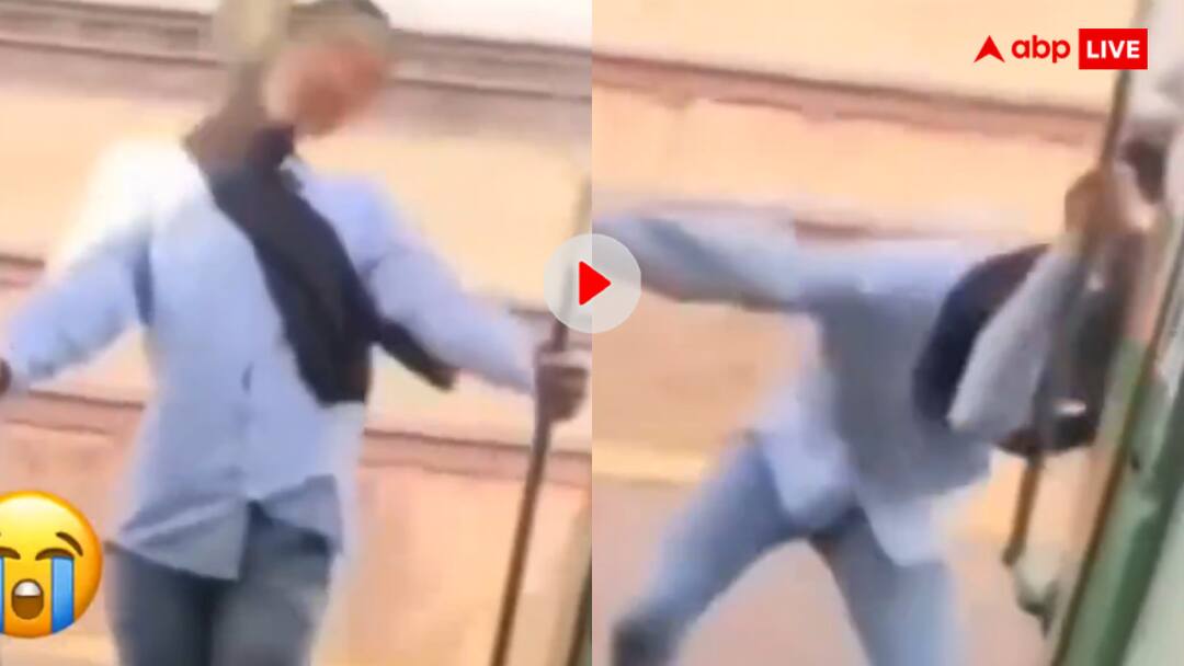 Girl collided with a pole while performing stunt on the door of high speed train video goes viral पट से हेड शॉट...ट्रेन के दरवाजे पर लटककर स्टंट कर रही थी पापा की परी, मौत से हो गया सामना- वीडियो वायरल
