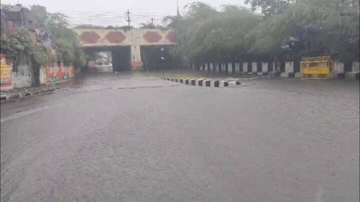 राजधानी दिल्ली में बारिश के बाद हुई जलजमाव की पहली तस्वीर, जखीरा अंडरपास से. जहां सालों से सभी सरकार के मुख्यमंत्री और उसके नुमाइंदो के बड़े -बड़े दाबे सिर्फ खोखली नजर आते दिख जाती है. हर बार की तरह आज भी झामझम बारिश के बाद इस अंडरपास में 6 फुट तक जलजमाव हो गया था, जिसमें से गुजरने वाली कुछ गाड़िया खराब होकर बंद हो गयी. तस्वीर में आप देख सकते हैं कि किस तरह अंडरपास बारिश के पानी से लबालब भरा पड़ा है.