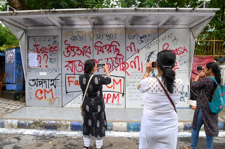 কোনও রাজনৈতিক দল কিছুই করবে না, আমরা রাস্তায় থাকব। সমস্ত জনসাধারণকে বলব লড়াইয়ে থাকুন। কেন্দ্রীয় সরকার, রাজ্যের সরকার সবাইকে বুঝিয়ে দিতে চাই যে রাজনীতি না করেও বিচার পাওয়া যায়। বললেন তিলোত্তমার মা-বাবা।