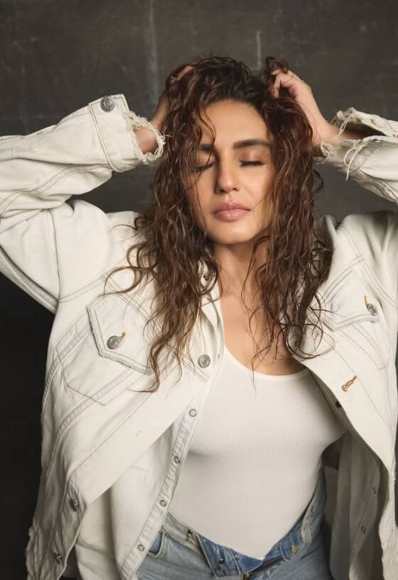 Pics: હુમા કુરેશીએ ટીશર્ટ-જીન્સમાં બતાવી બૉલ્ડનેસ