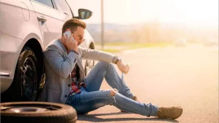 જો હાઈવે પર મુસાફરી દરમિયાન તમારું વાહન અચાનક ખરાબ થઈ જાય, તો ગભરાવાને બદલે નેશનલ હાઈવે હેલ્પલાઈન નંબર 1033 પર કોલ કરો. આ નંબર પર કોલ કરવાથી તમને તાત્કાલિક મદદ મળશે. આ હેલ્પલાઈન આખા દેશમાં કાર્યરત છે અને તે ફક્ત વાહનને સ્થળ પર રિપેર કરવાનો પ્રયાસ કરતી નથી, પરંતુ જો જરૂરી હોય તો વાહનને નજીકના ગેરેજ અથવા સુરક્ષિત સ્થળે લઈ જવાની વ્યવસ્થા પણ કરે છે. આ સુવિધાથી લાંબી મુસાફરી દરમિયાન થતી મુશ્કેલીઓનો અંત આવ્યો છે.