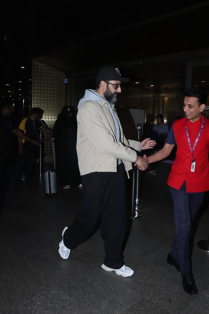 इस दौरान अभिनेता कैजुअल आउटफिट में नजर आए. ब्लू स्वेटशर्ट को उन्होंने ऑफ व्हाइट जैकेट के साथ पेयर किया था. ब्लैक कलर के ट्राउजर और स्नीकर्स के साथ उन्होंने अपना लुक कंप्लीट किया.