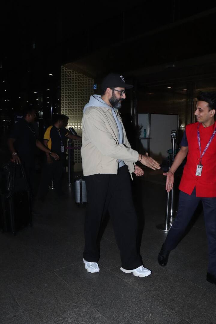 हाल ही में एयरपोर्ट पर अभिषेक बच्चन अपने परिवार के साथ स्पॉट हुए. उन्हें ऐश्वर्या राय और आराध्या बच्चन के साथ देखा गया.