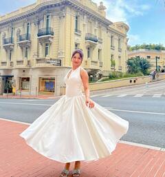 अवनीत कौर ने व्हाइट गाउन में प्रिंसेस बनकर दिए पोज, फैंस ने लुटाया प्यार, बोले - ‘परी लग रही हो’