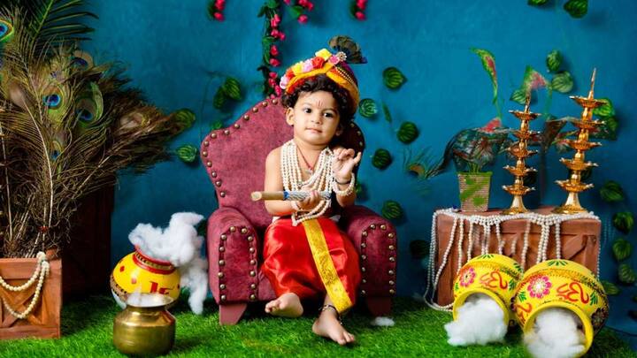 इस जन्माष्टमी पर अपने बच्चे को राजकुमार कृष्ण स्टाइल कॉस्ट्यूम पहनाएं. इसमें आप नीली या सफेद रंग की रेशमी धोती या कुर्ता सेट पहना सकते हैं, साथ ही भारी मोर मुकुट और ज्वेलरी भी कैरी कर सकते हैं. कान्हा के स्टाइल में मोर पंख साफा भी ट्राई कर सकते हैं.  ये राजकुमार कृष्ण लुक में बच्चा एकदम परफेक्ट लगेगा.