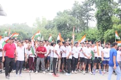 तिरंगा लेकर दौड़ी दिल्ली! हजारों लोगों ने शहीदों के नाम लगाई 'देशभक्ति' की दौड़