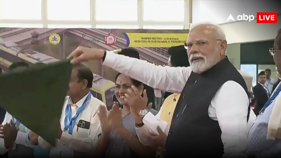 PM Modi Launches Bengaluru Metro Yellow Line three Vande Bharat train PM मोदी ने बेंगलुरु मेट्रो की येलो लाइन का किया उद्घाटन, 3 वंदे भारत ट्रेनों को भी दिखाई हरी झंडी