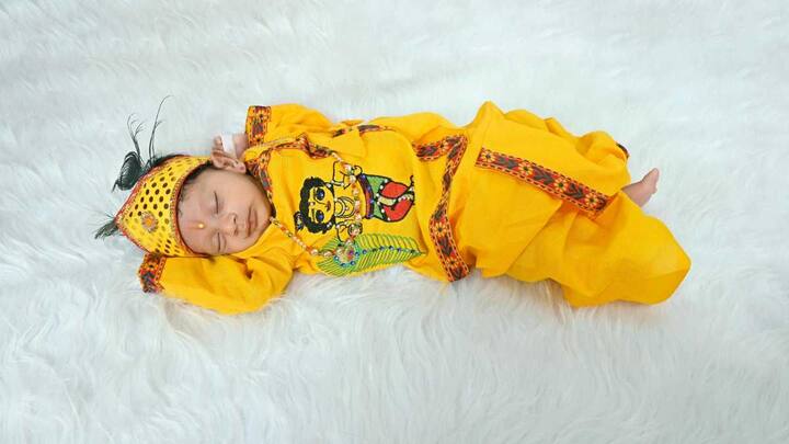 जन्माष्टमी पर अपने बच्चे को कान्हा का सिंपल कॉस्ट्यूम पहना कर एसेसरीज से लुक को कंप्लीट करें. जिसमें मोर मुकुट, बांसुरी, मोतियों की माला, बाजूबंद, कंगन, कमरबंद, कंधे पर पीला दुपट्टा और मटकी एड कर सकते हैं.