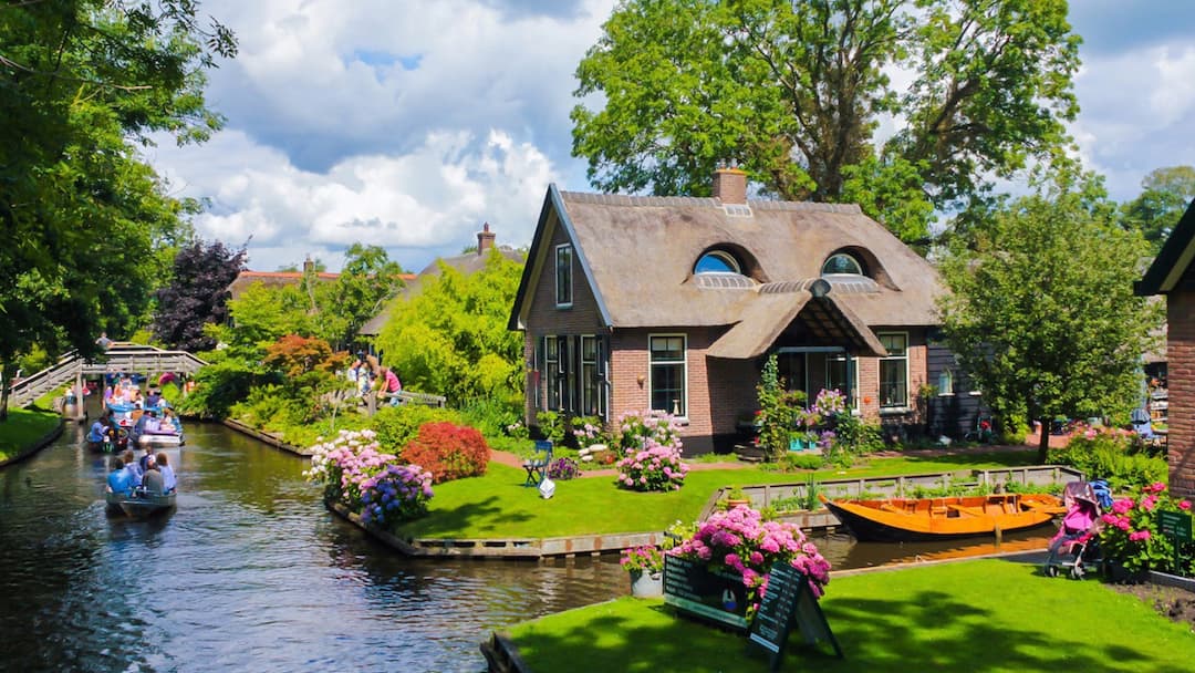 5 Stunning Car-Free Destinations To Explore For A Peaceful Travel Experience car-free-travel-destinations-world 5 Stunning Car-Free Destinations To Explore For A Peaceful Travel Experience