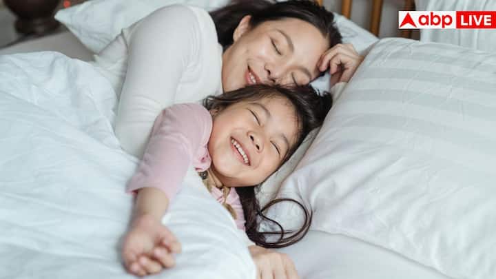 सुबह उठकर हल्की स्ट्रेचिंग या एक्सरसाइज करने से शरीर सक्रिय होता है. साथ ही, पानी पीने से शरीर हाइड्रेटेड रहता है और थकान कम होती है.