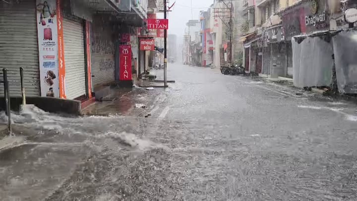 આ વરસાદથી છીપવાડ રેલવે ગરનાળા, એમ.જી. રોડ અને અન્ય નીચાણવાળા વિસ્તારોમાં પાણી ભરાઈ ગયા છે, જેથી વાહનચાલકો અને રાહદારીઓને ભારે મુશ્કેલી પડી રહી છે. મોગરવાડી ગરનાળામાં કમરસમા પાણી ભરાતાં લોકોએ મુશ્કેલીપૂર્વક રસ્તો પાર કરવો પડ્યો હતો. મિશન કોલોની જેવી સોસાયટીઓમાં પણ ઘરોમાં પાણી ઘૂસી ગયા છે, જેના કારણે નગરપાલિકાની કામગીરી પર સવાલો ઉઠી રહ્યા છે.