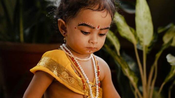 क्लासिक पीली धोती और मोर मुकुट लुक भी स्कूल में बच्चे के लिए बेस्ट है. जिसमें पीली धोती, मोर पंख वाला मुकुट, मोतियों की माला, कमरबंद, हाथ में बांसुरी, और हल्का मेकअप कर सकते हैं, ये सबसे ट्रेडिशनल और प्यारा लुक है.