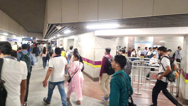 जहां बॉर्डर इलाकों में पुलिस टीम पिकेट लगा कर गाड़ियों और संदिग्धों की चेकिंग में लगी हैं, तो वहीं मेट्रो की सुरक्षा जांच की भी दोहरी कर दी गयी गयी है, और मेट्रो प्लेटफॉर्म पर भी कड़ी निगरानी रखी जा रही है.