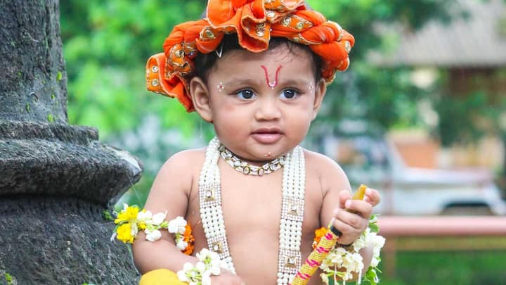 जन्माष्टमी पर अपने बच्चे को थोड़ा अलग कान्हा का कॉस्टयूम पहनाने के​ लिए नटखट माखन चोर लुक ट्राई कर सकते है. इसमें गले में मक्खन की छोटी से मटकी टांगे, सिर पर हल्का मुकुट और बांसुरी पहनाए. साथ में मुंह पर हल्का सा मक्खन लगा कर छोड़े दें. ये काफी फनी और क्यूट लुक है जो स्टेज पर सबका ध्यान बच्चे की तरफ अट्रैक्ट करेगा.