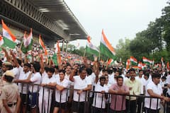 तिरंगा लेकर दौड़ी दिल्ली! हजारों लोगों ने शहीदों के नाम लगाई 'देशभक्ति' की दौड़