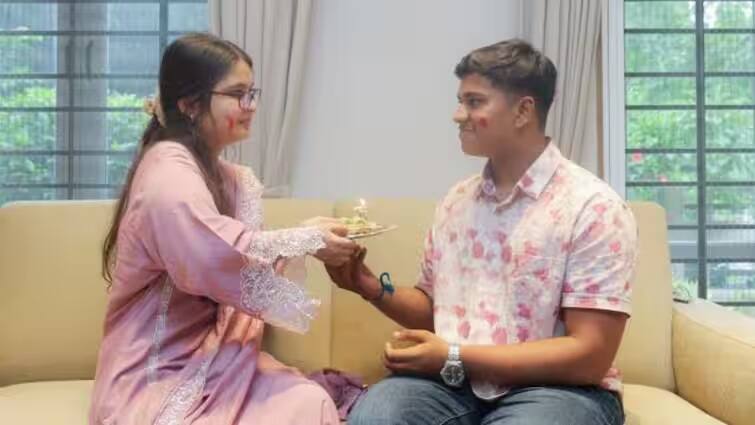 When a sister who died 11 months ago tied a rakhi to her brother's hand know what the heartwarming story is જ્યારે 11 મહિના પહેલા મૃત્યુ પામેલી બહેનના 'હાથે' ભાઈને રાખડી બાંધી, જાણો શું છે હૃદયસ્પર્શી કહાણી