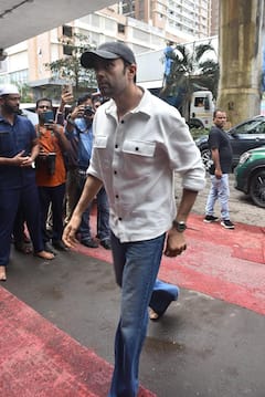 Shera Father Prayer Meet: पति संग पहुंचीं सलमान की बहन अलवीरा, बॉबी देओल समेत ये स्टार्स भी हुए शामिल