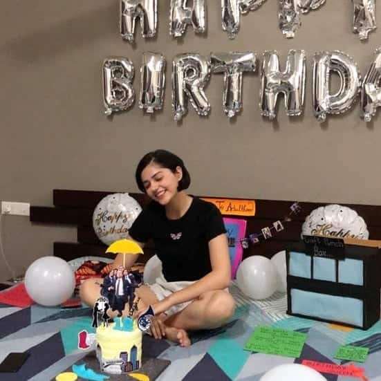एक आम लड़की की तरह इस तस्वीर में अनीत पड्डा अपना 18वां जन्मदिन सेलिब्रेट करते हुए नजर आ रही हैं. कैजुअल आउटफिट में वो बहुत प्यारी लग रही हैं. बाकी के आम घरों की तरह उनके रूम को भी बलून से सजाया कर बर्थडे सेलिब्रेट किया जा रहा है.