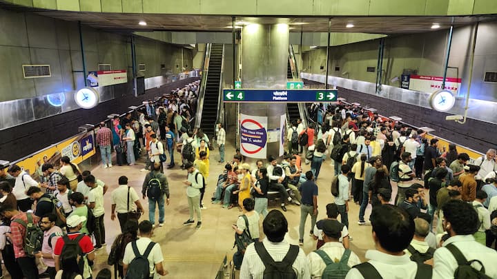 आपको बता दें कि स्वतंत्रता दिवस के मद्देनजर किसी भी अप्रिय घटना से बचने के लिये सुरक्षा व्यवस्था को कड़ी की गई है. अगर आप भी मेट्रो से सफर करने वाले हैं, तो परेशानियों से बचने के लिए समय से कम से कम 01 घंटे पहले अपनी यात्रा की शुरुआत करें, जिससे आप अपने समय पर गंतव्य तक पहुंच सकें.
